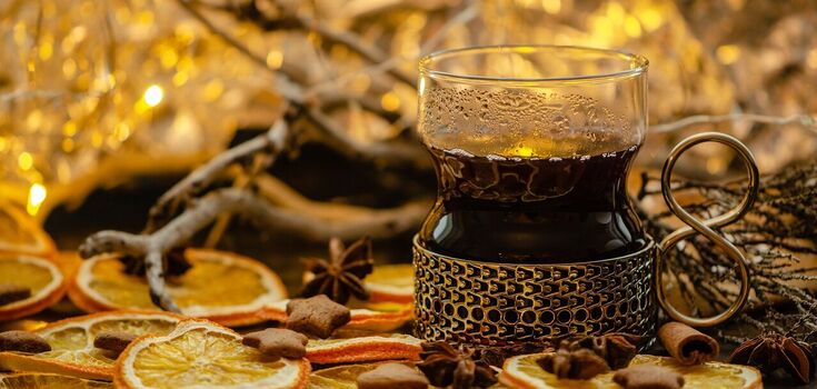 Delicious homemade mulled wine with grapes and orange: perfectly warms in cool weather