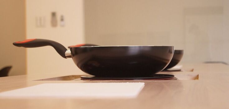 How to effortlessly clean the bottom of a frying pan from soot: the best method