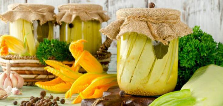 Spicy zucchini for the winter with horseradish leaves: how to cook