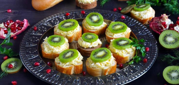 Sandwiches with crab sticks and kiwi that take only 5 minutes to prepare