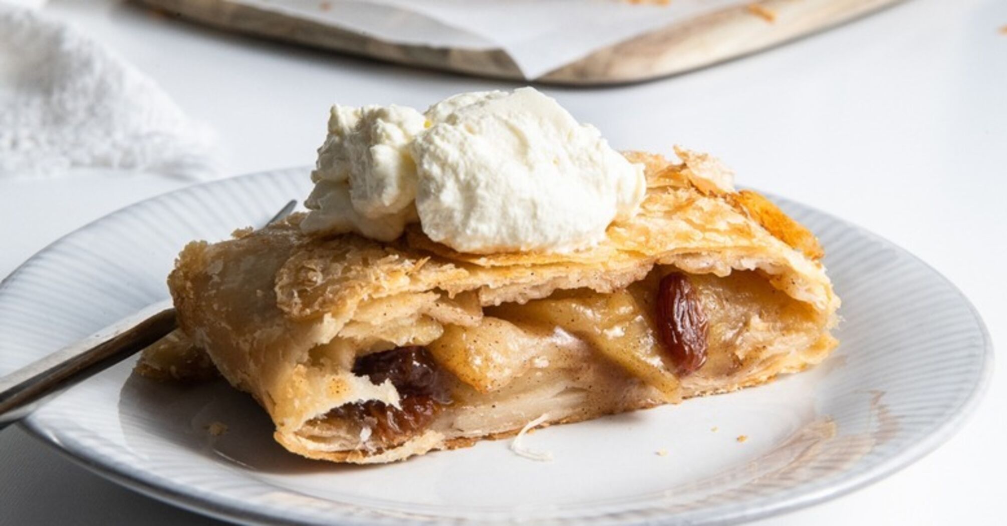 Lazy strudel with ready-made dough: what to make the filling from