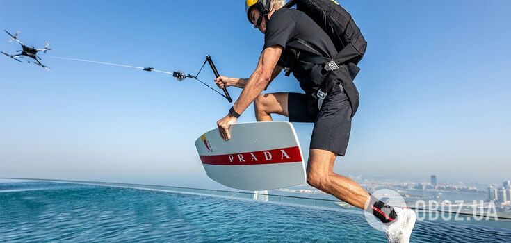 For the first time in history: world champion performed a unique stunt by jumping out of a swimming pool located on the 77th floor