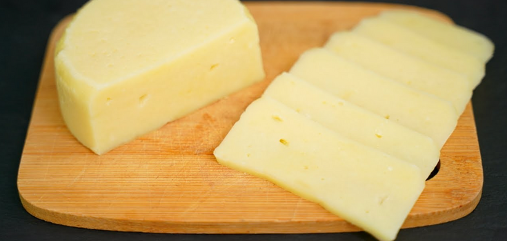 Budget hard cheese in the microwave: cooked without milk