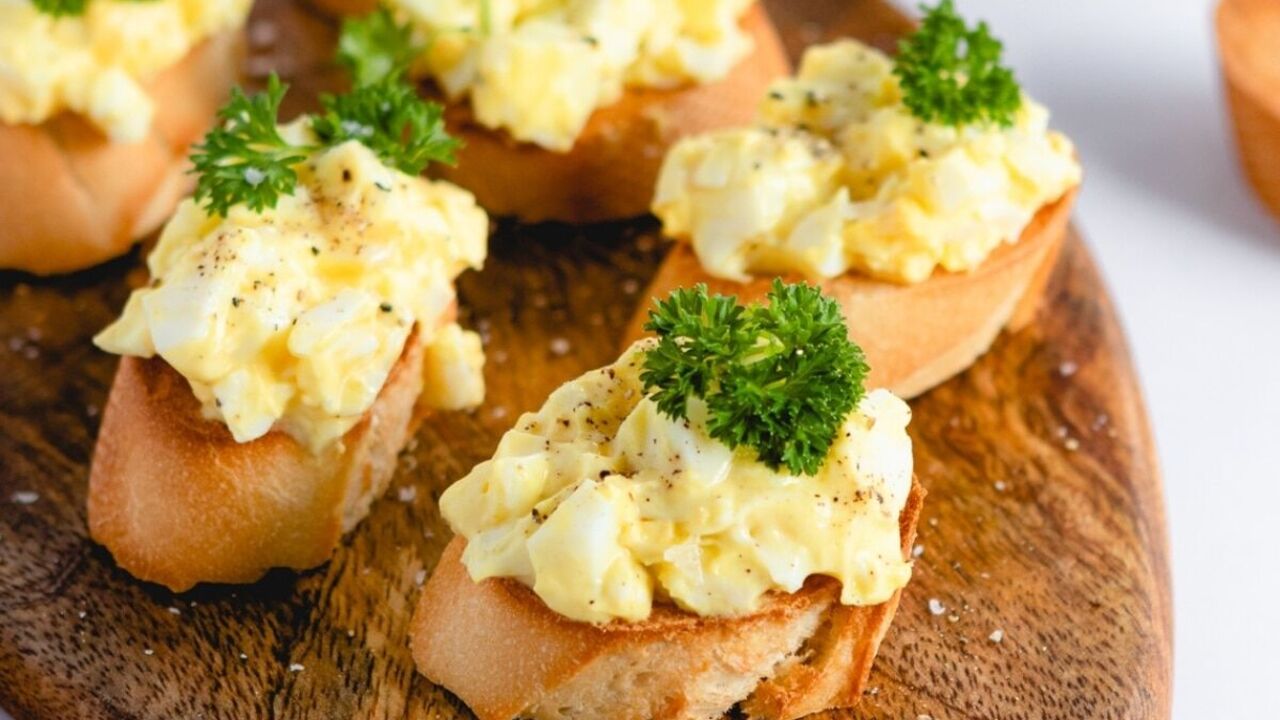 Easy bruschetta with eggs and herbs: cooked in 5 minutes