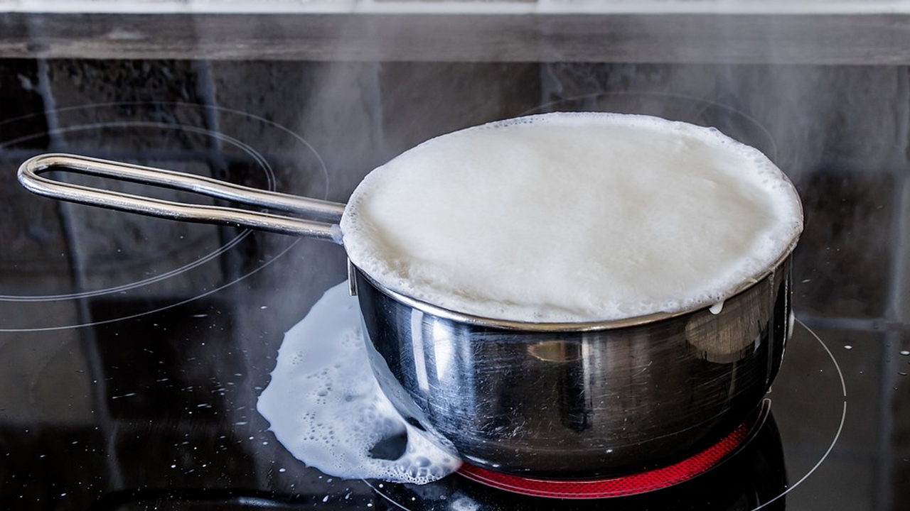 How to cook milk so that it doesn't burn and run away: the simplest tip