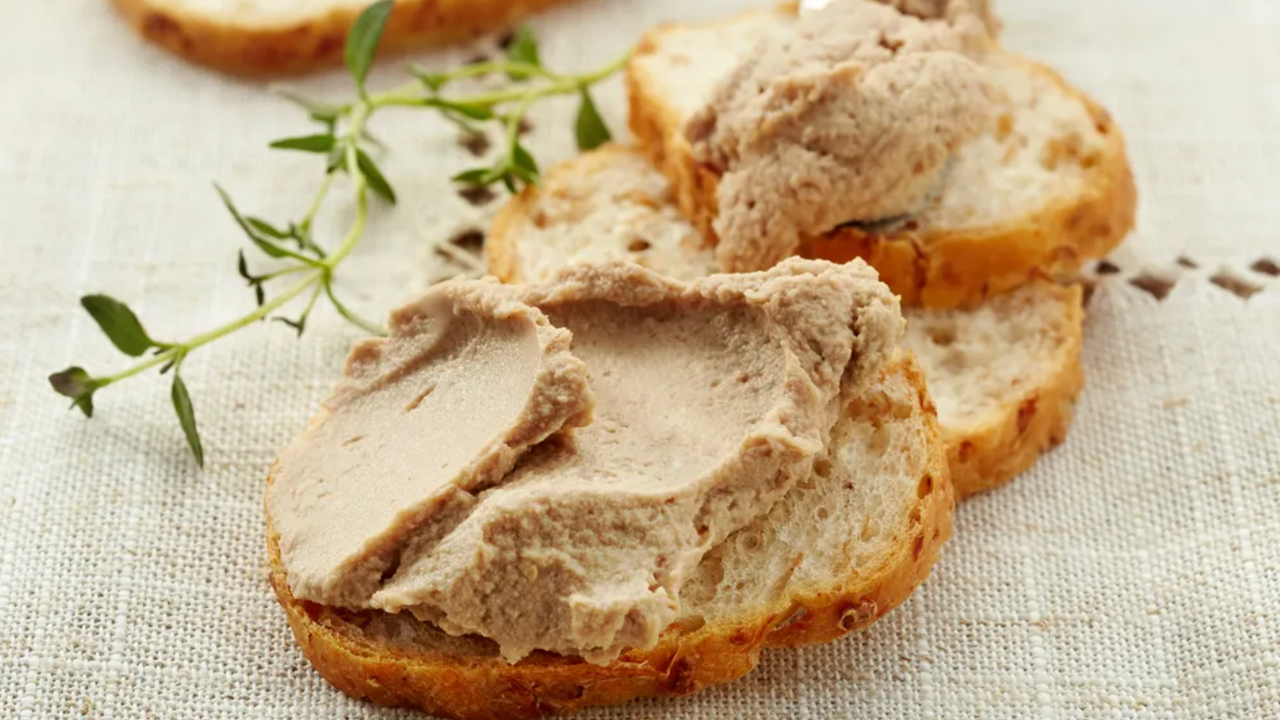Tender chicken liver pâté: what to add for a bright flavor