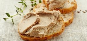 Tender chicken liver pâté: what to add for a bright flavor