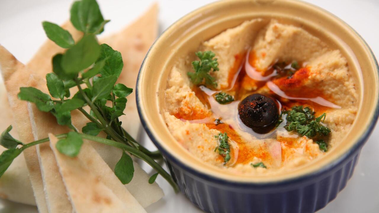 Hummus with kefir and garlic: how to make an unusual appetizer