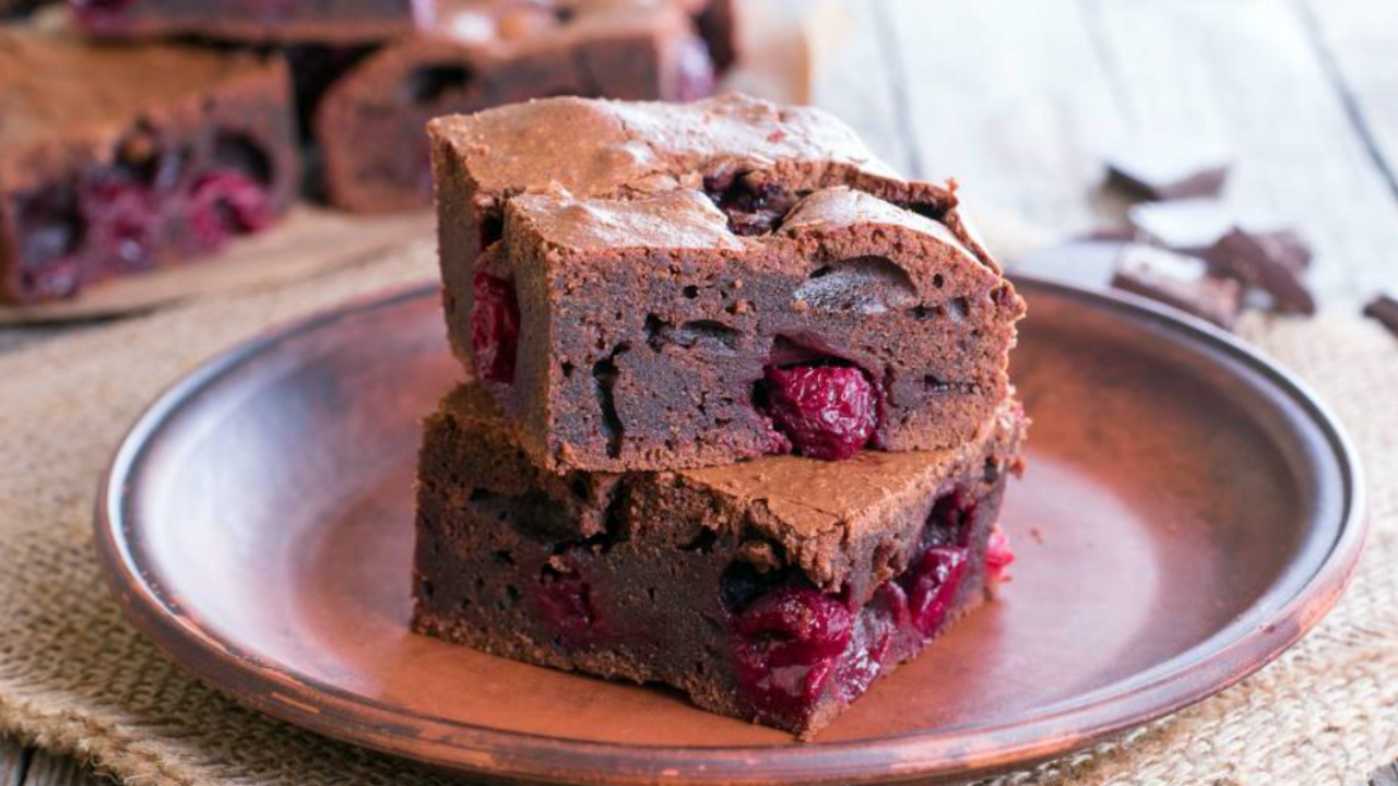Jak zrobić czekoladowe brownies z wiśniami: bez jajek i mleka