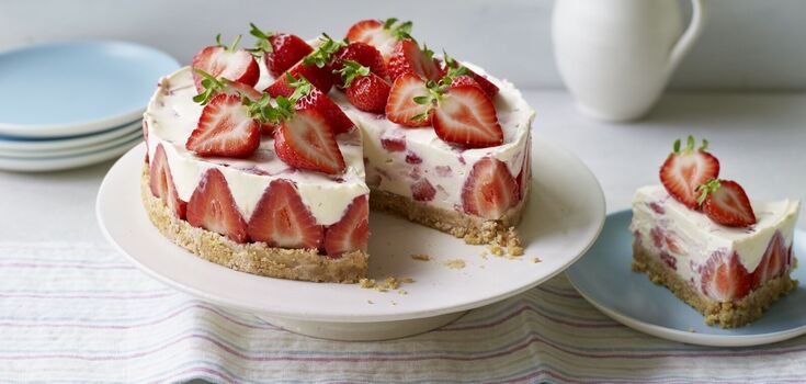 Spectacular cottage cheese Easter cake with strawberries: no need to bake