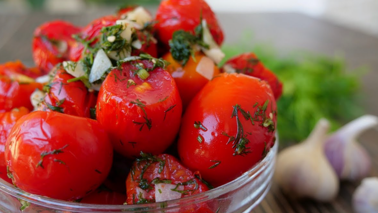 Quick pickled tomatoes: how to do without sterilization