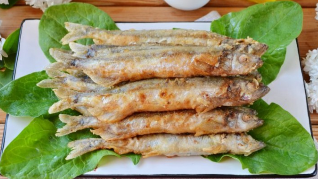 Capelin in the oven: how to cook odorless fish with a crispy crust
