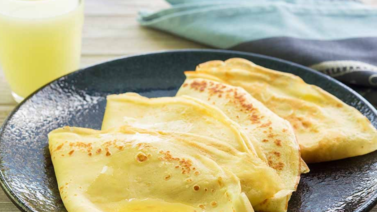 Thin banana pancakes with milk: they never tear