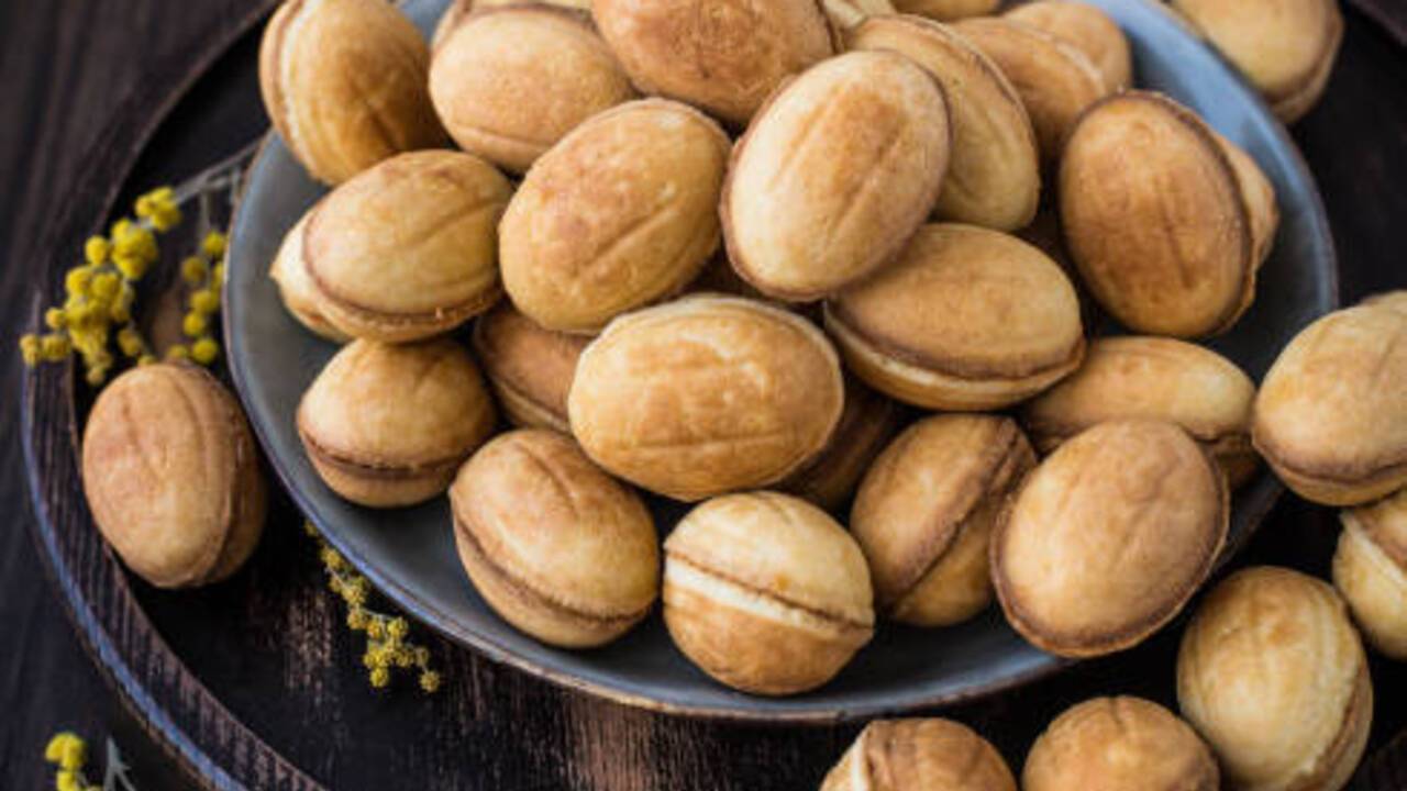 Nuts with condensed milk