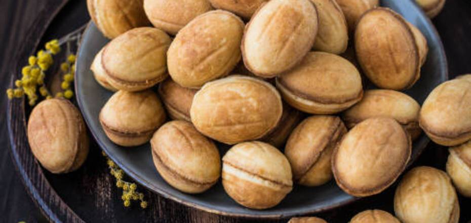 Nuts with condensed milk