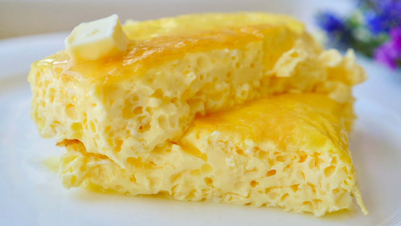Fluffy omelet with cheese for breakfast in 10 minutes: how to make the dish in a new way