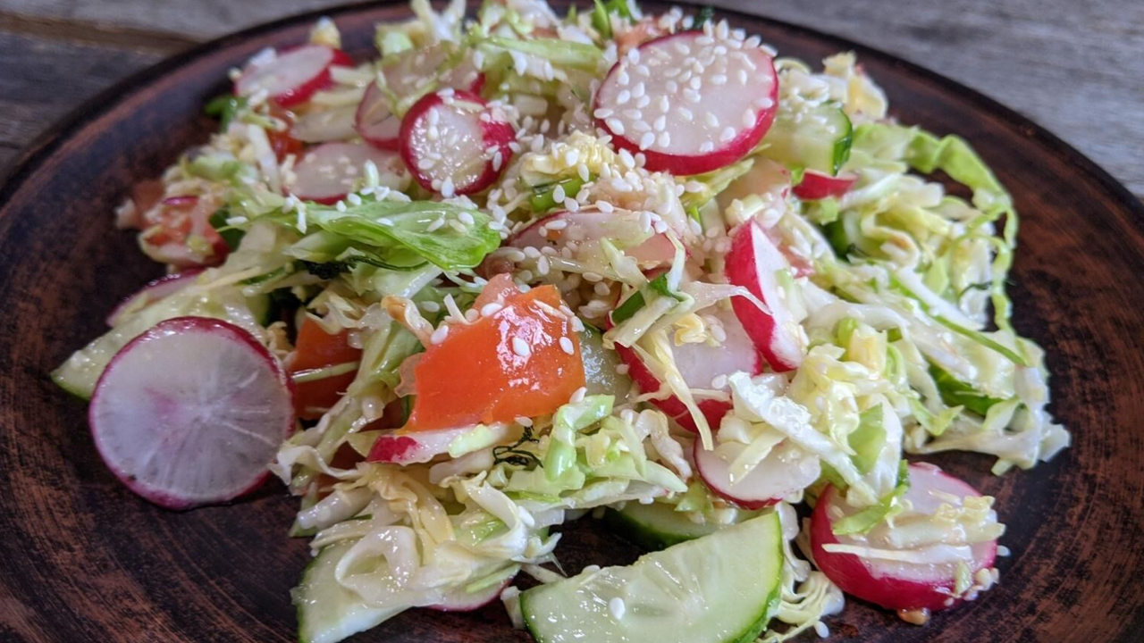 Spring cabbage and radish salad: a recipe for a tasty dressing with sour cream