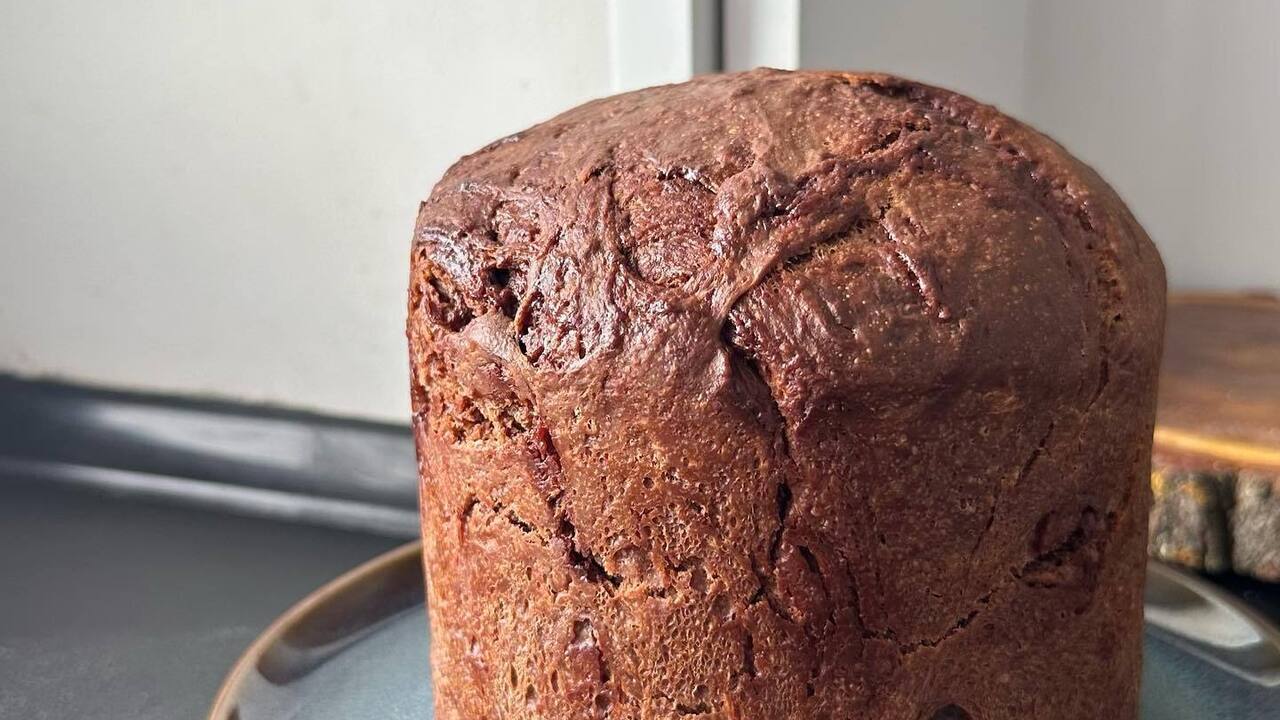 Puffy chocolate Easter cake: made with yeast