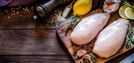 Chicken fillet in Oajarian style: how to make diet meat juicy