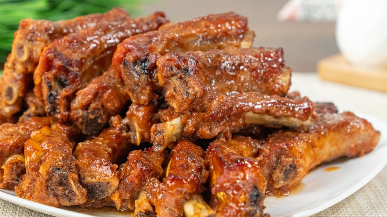 Juicy ribs in the oven for the Easter table: what's good to bake the meat in