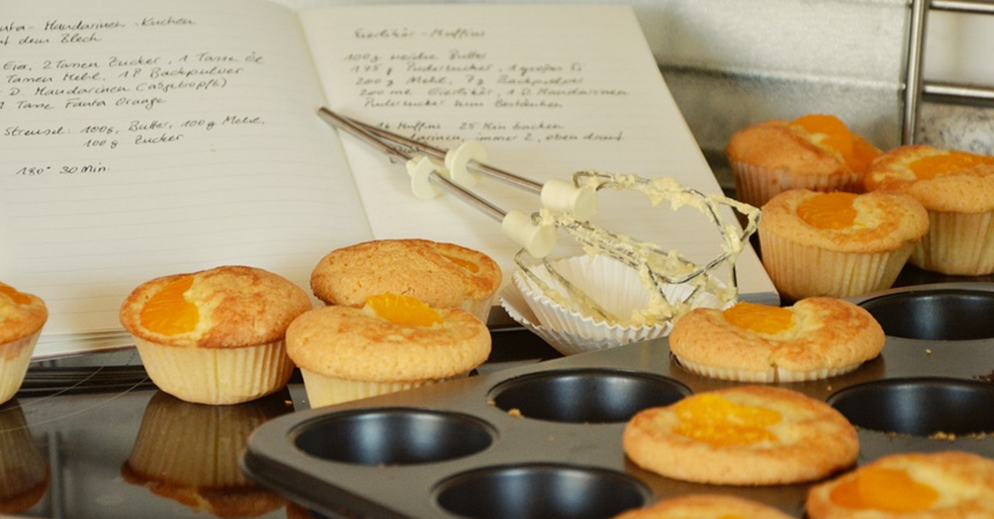 Lush cupcakes with raisins for tea: how to make a successful dough