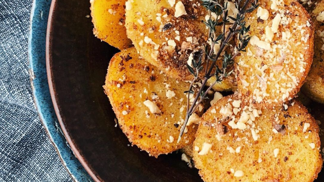Crispy roasted potatoes with nuts: how to make a new dish