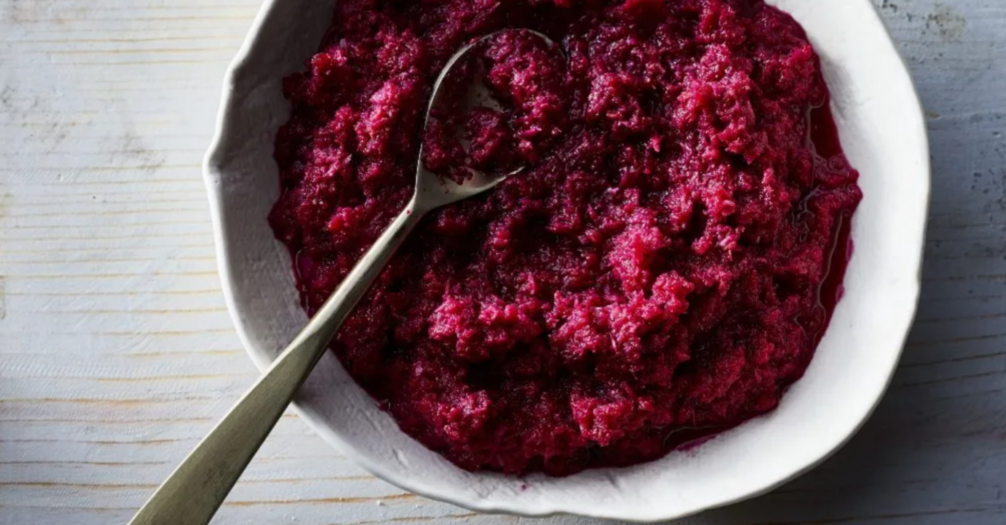 How to make spicy horseradish with beets: the perfect sauce for meat and sausage at Easter