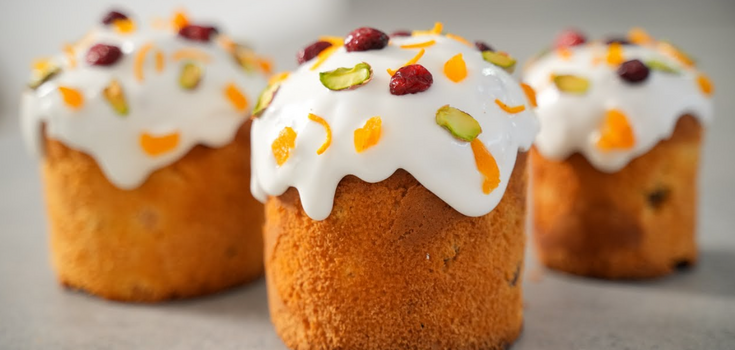 Puffy yeast Easter cake with sour cream: it turns out very delicate