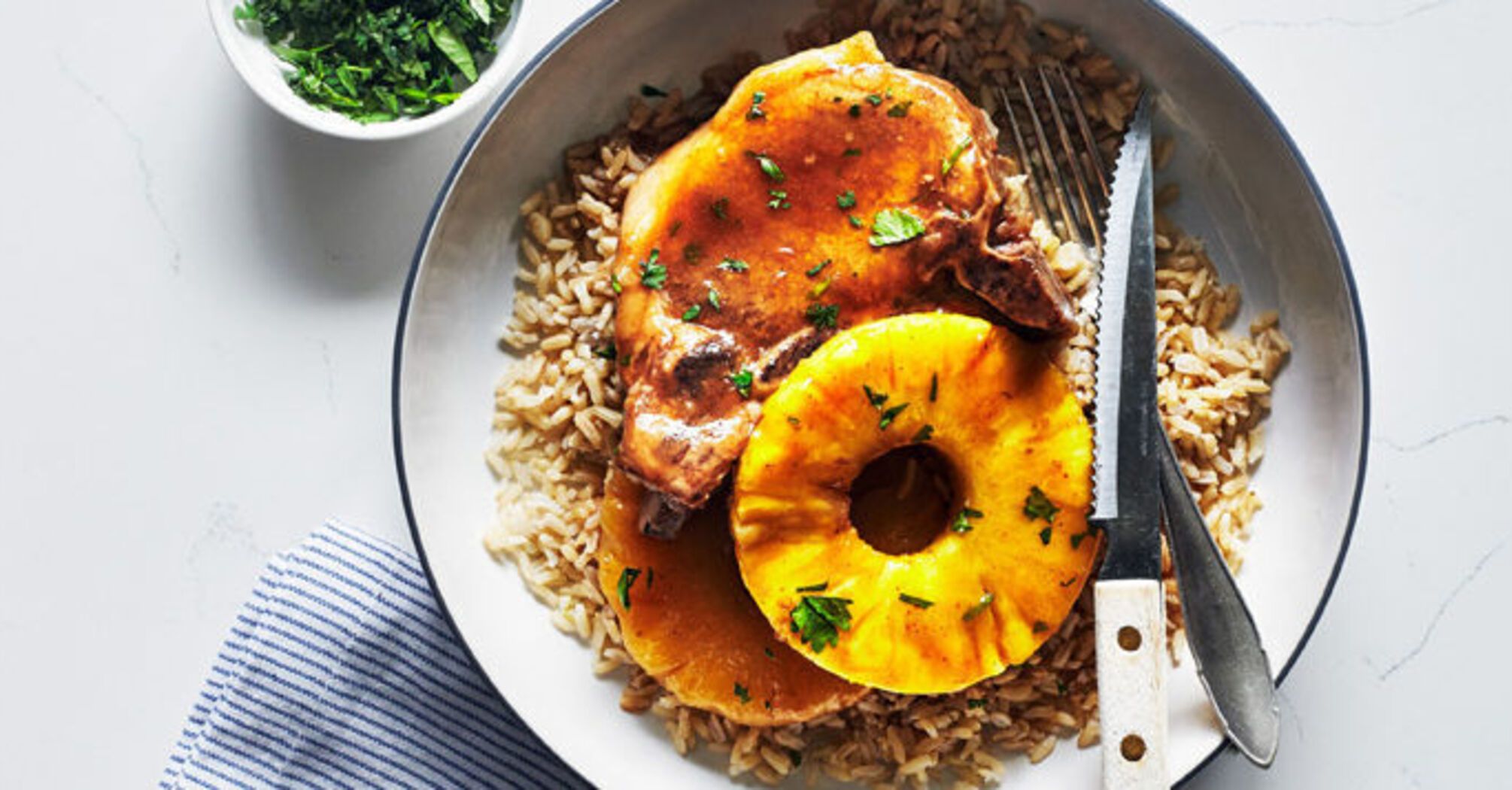 What to cook juicy chops with: baked in the oven