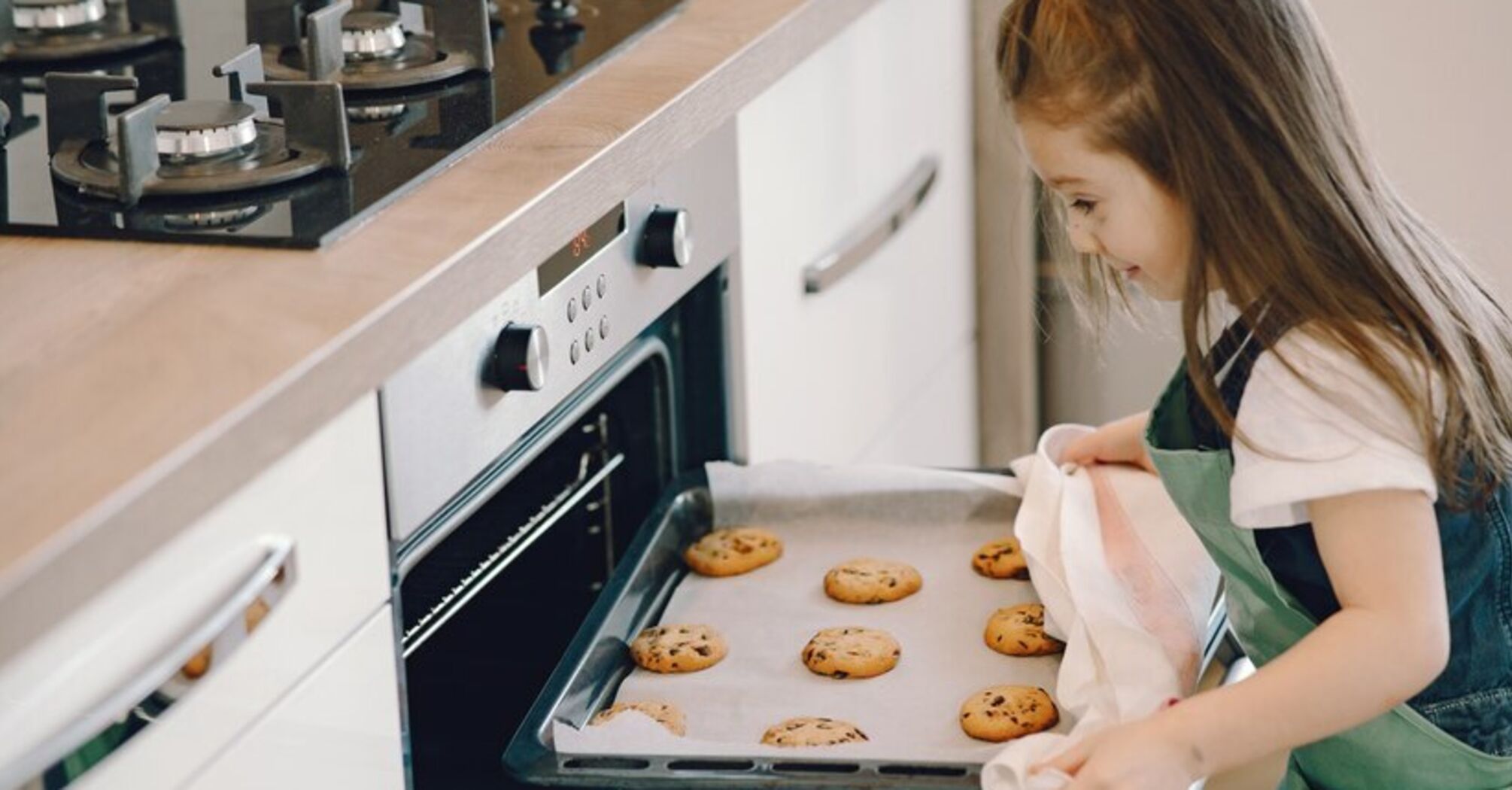 Forms made of this material should not be put in the oven: the dish and utensils will be spoiled