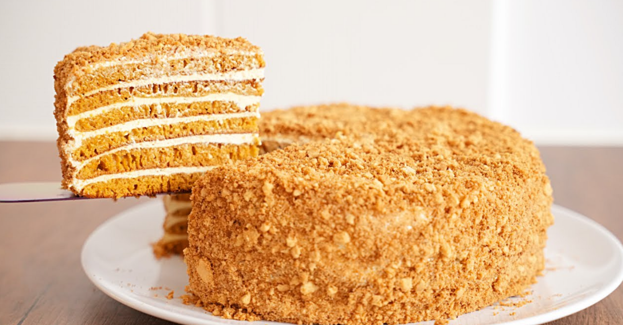 Medovik without turning the cakes in 30 minutes: how to make a delicious sour cream cake