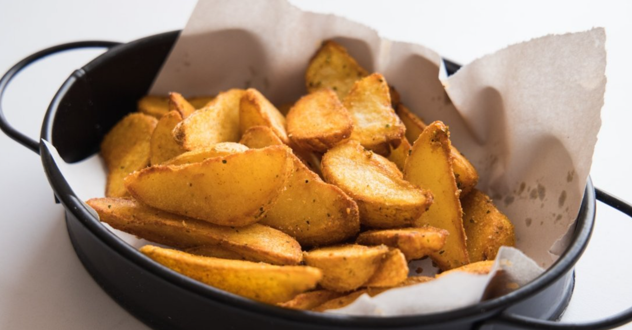 How to bake young potatoes with crust: an elementary way
