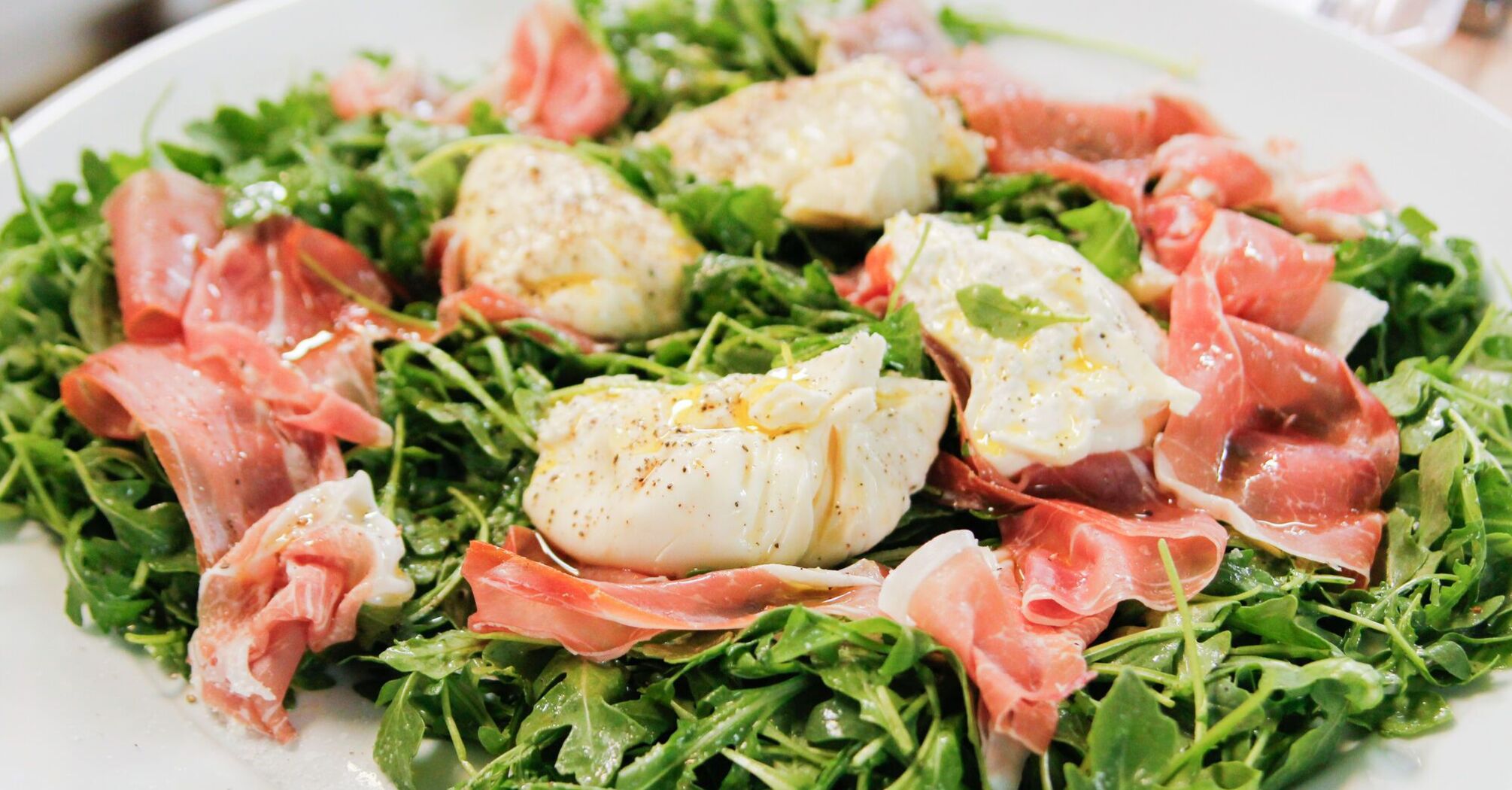 Jaką smaczną sałatkę przygotować z prosciutto: wariant dania restauracyjnego w warunkach domowych