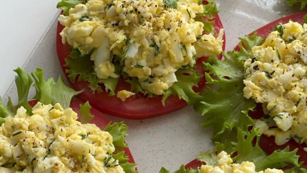 Tomatoes with cheese and garlic in 10 minutes: how to cook your favorite snack