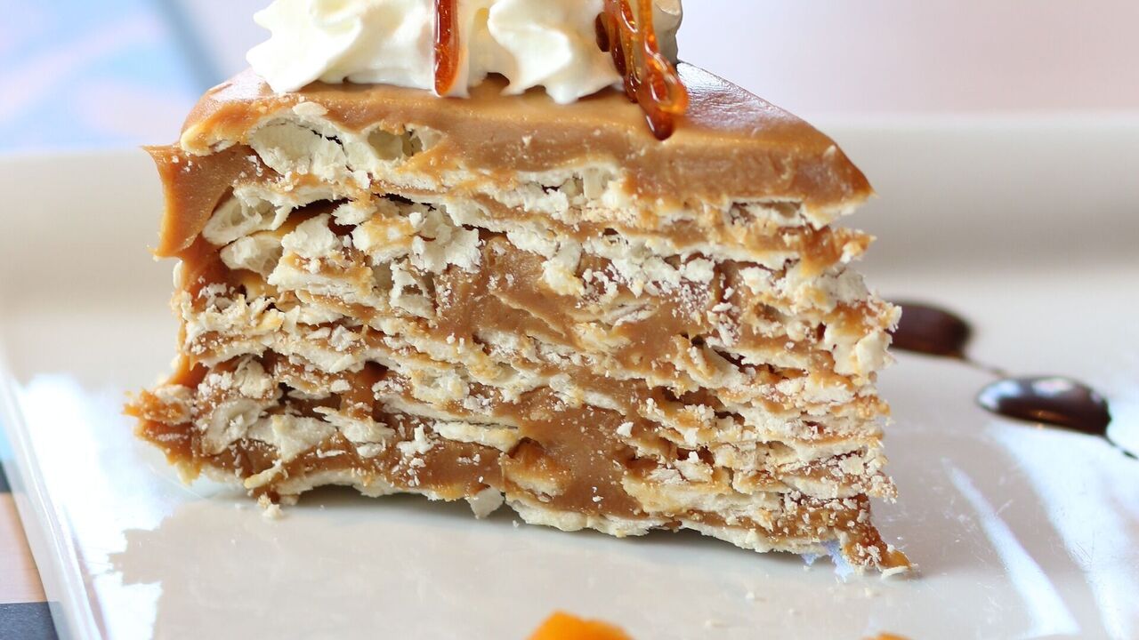 What delicious cake to make with waffle cakes: a dessert without baking and rolling dough