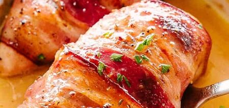 Jak gotować kotlety z kurczaka, aby były soczyste: z boczkiem i serem