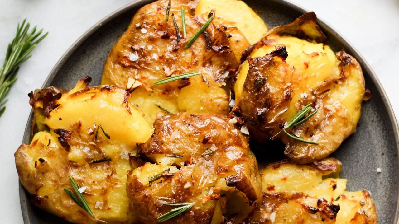 Baked potatoes with crispy crust and tasty topping: a simple recipe