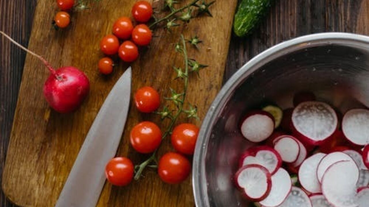 Spring salad with radishes and cucumbers: what to dress it with, except mayonnaise and oil