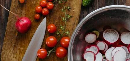 Wiosenna sałatka z rzodkiewkami i ogórkami: z czym ją ubrać oprócz majonezu i oleju