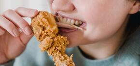 Domowe nuggetsy z kurczaka: jak zrobić chrupiącą panierkę