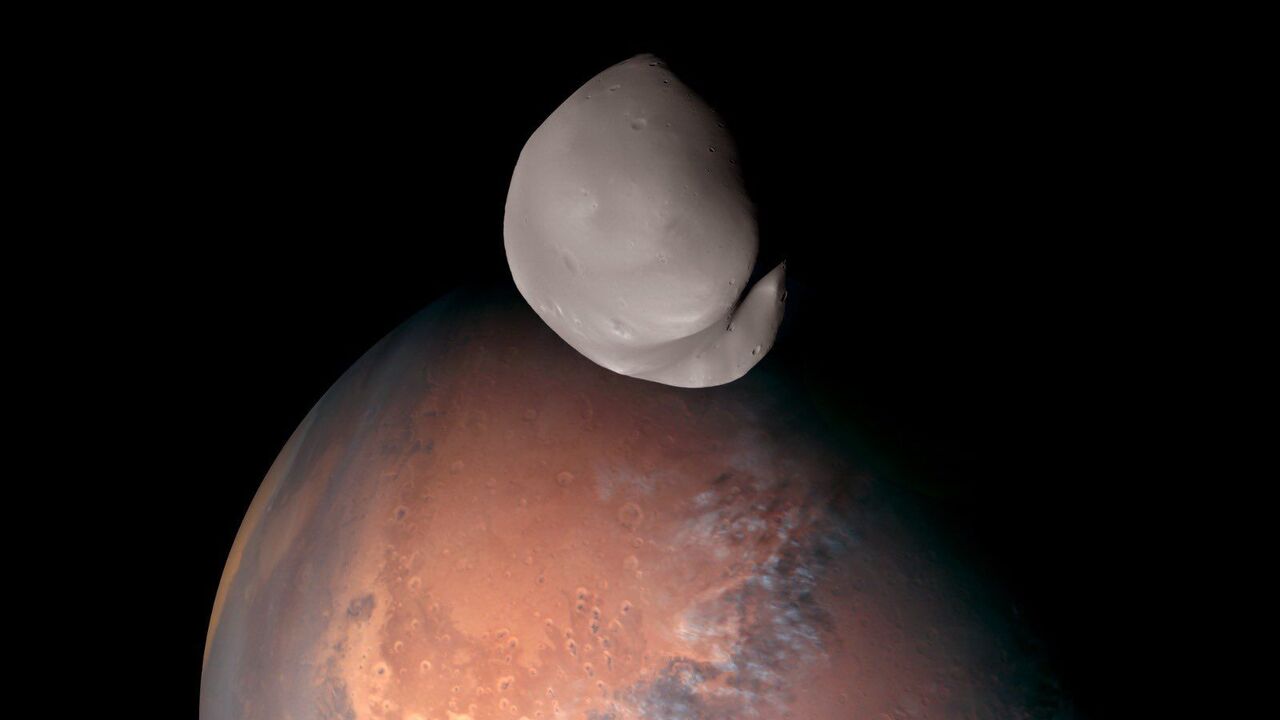 Ominous moon of Mars was shown up close for the first time since 1977: it turned out to be not what it was thought to be