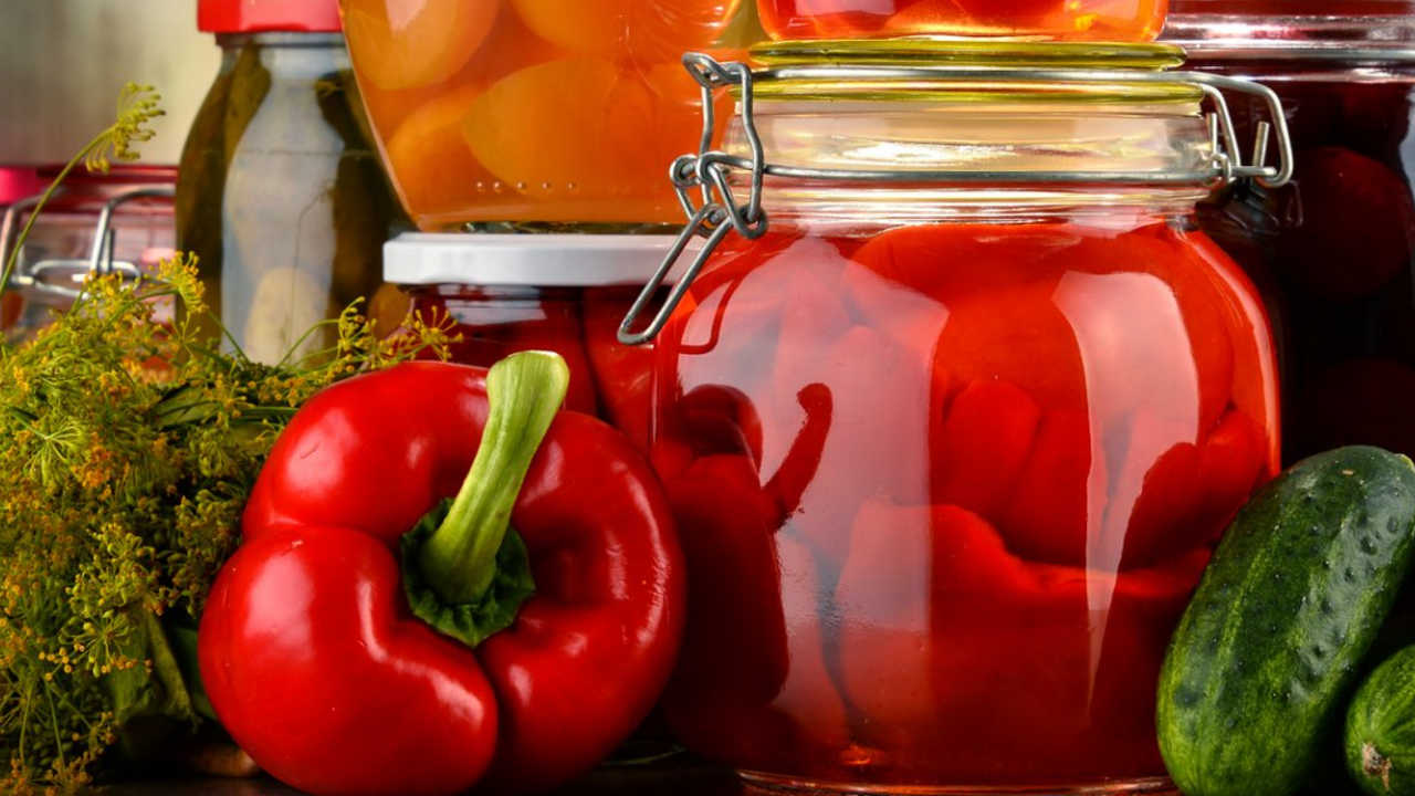 What fruits and vegetables can be canned in summer and when: a calendar 