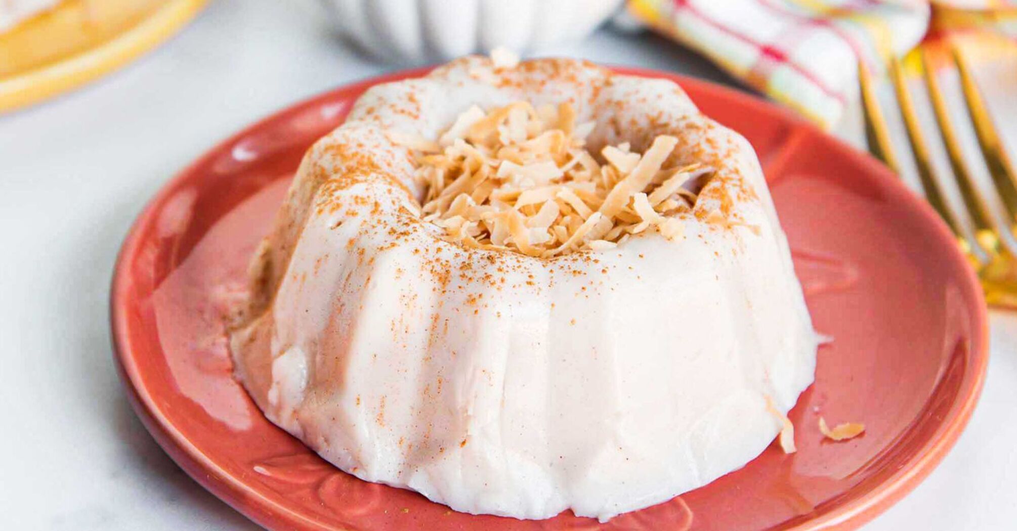 Milk dessert without baking with fruit: freezes in the fridge