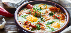 Shakshouka na śniadanie w 15 minut: gdy jajecznica i omlety są nudne