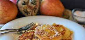 Gotowe racuchy z jabłkami