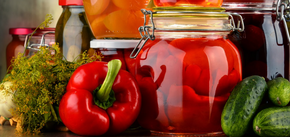 What fruits and vegetables can be canned in summer and when: a calendar 