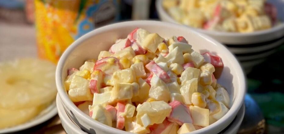 Sałatka z paluszkami krabowymi