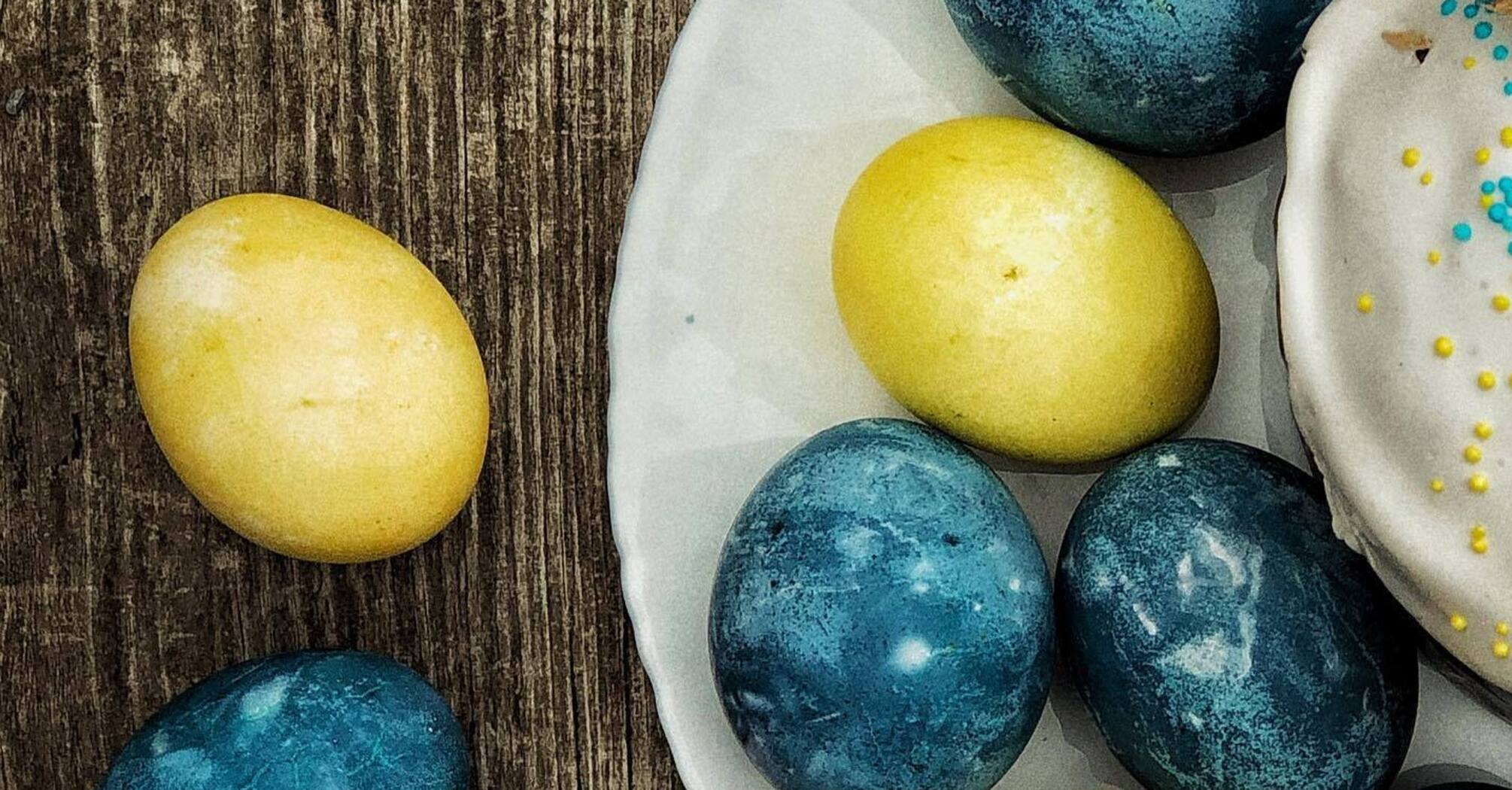 How To Dye Eggs Blue And Yellow Blue And Yellow Eggs For Easter how-to-dye-eggs-blue-and-yellow-blue-and-yellow-eggs-for-easter