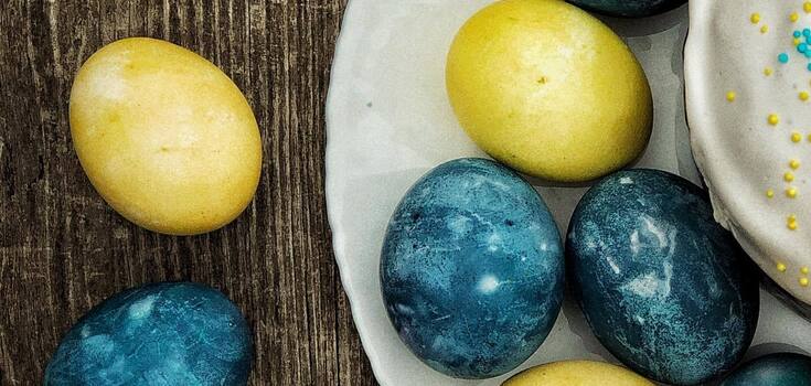 Blue and yellow eggs for Easter: what natural dyes to dye them with