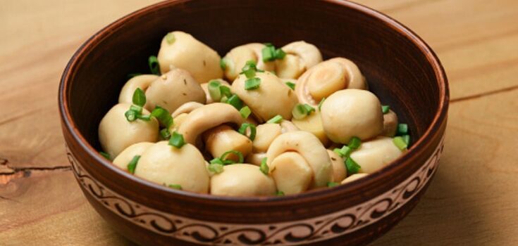 How to pickle champignon mushrooms quickly and deliciously: with herbs and garlic
